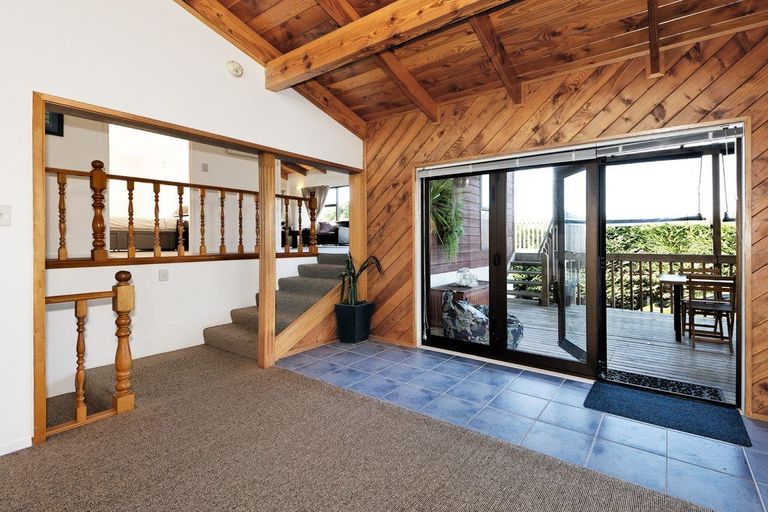 Photo of property in 12 Harrybrook Road, Green Bay, Auckland, 0604