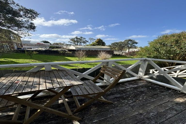 Photo of property in 2/10 William Bond Street, Stanley Point, Auckland, 0624