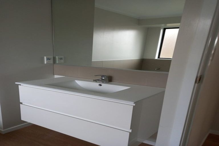 Photo of property in 2/15 Scott Road, Papakura, 2110