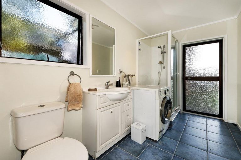 Photo of property in 12 Harrybrook Road, Green Bay, Auckland, 0604