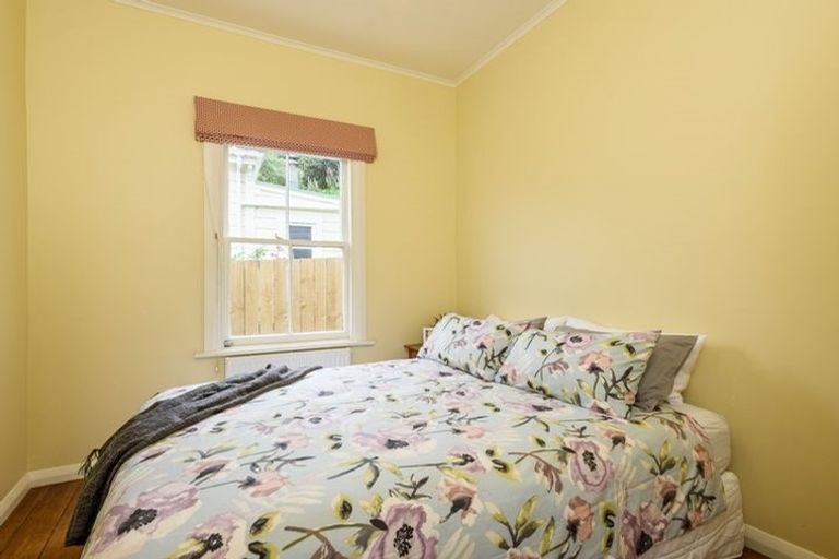 Photo of property in 12 Rixon Grove, Mount Victoria, Wellington, 6011