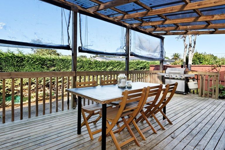 Photo of property in 12 Harrybrook Road, Green Bay, Auckland, 0604