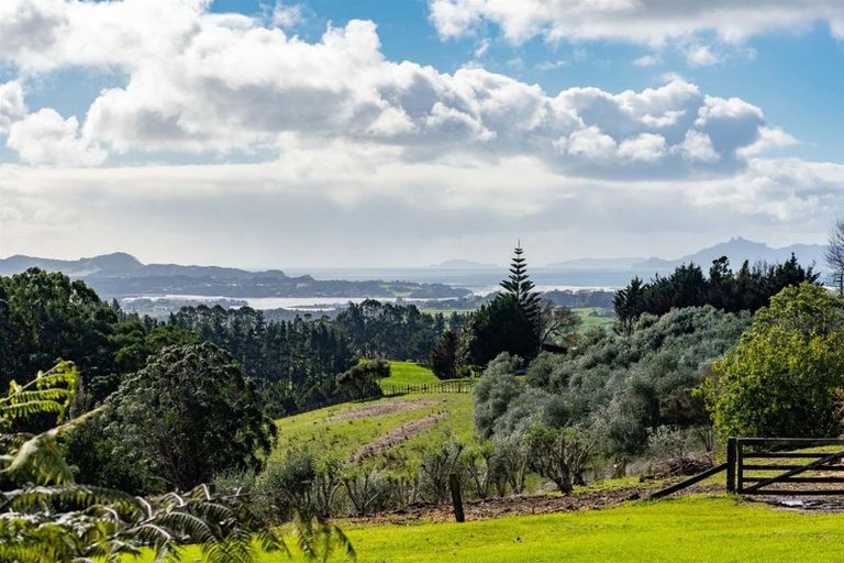 Photo of property in 212 Staniforth Road, Kaiwaka, Wellsford, 0975