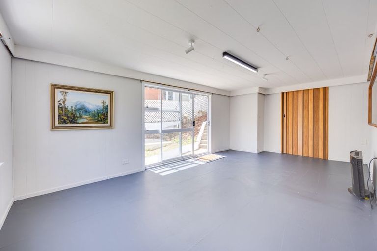 Photo of property in 42 Ashleigh Crescent, Miramar, Wellington, 6022