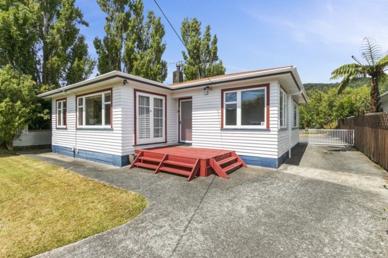 Photo of property in 43 Totara Street, Wainuiomata, Lower Hutt, 5014