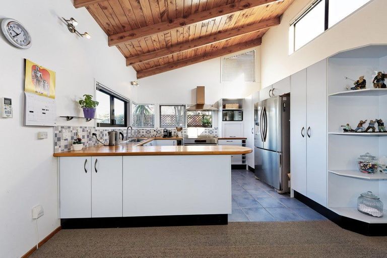 Photo of property in 12 Harrybrook Road, Green Bay, Auckland, 0604