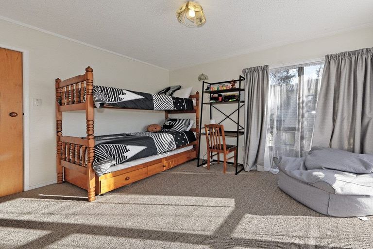 Photo of property in 12 Harrybrook Road, Green Bay, Auckland, 0604