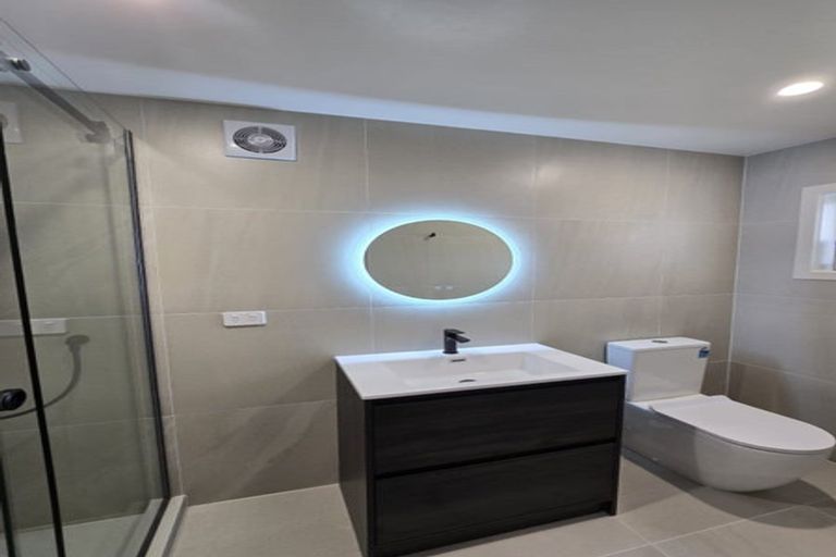 Photo of property in 30 Chelsea View Drive, Chatswood, Auckland, 0626