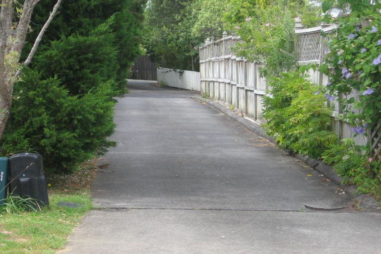 Photo of property in 1/9 Tetrarch Place, Totara Vale, Auckland, 0629