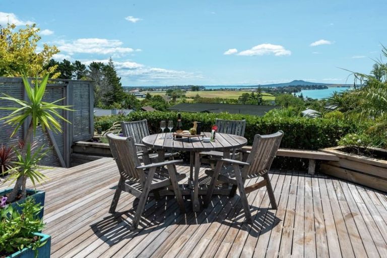Photo of property in 24 Copperfield Terrace, Mellons Bay, Auckland, 2014