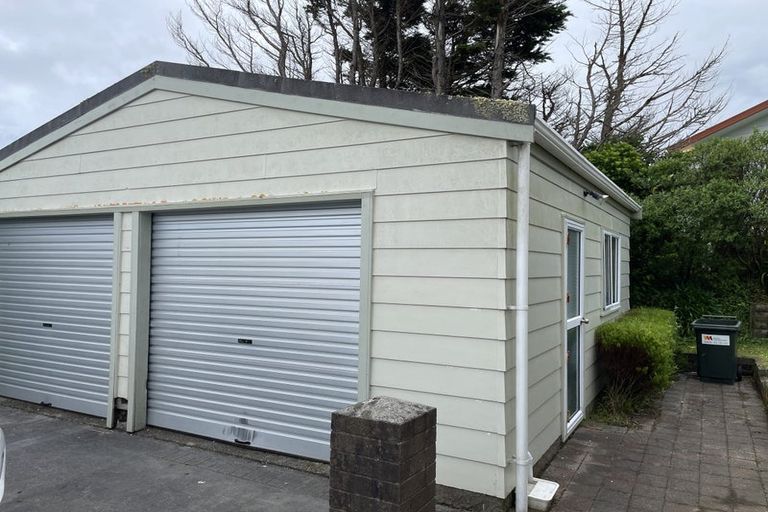 Photo of property in 6 Penlington Place, Karori, Wellington, 6012