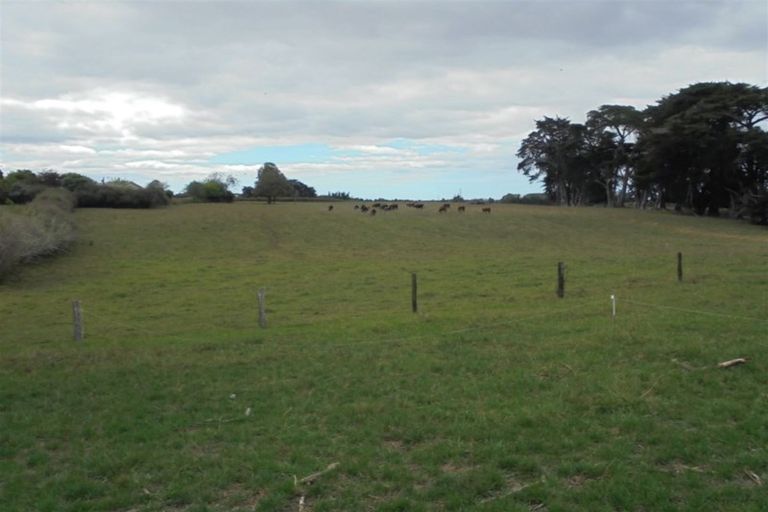 Photo of property in 691 Waitakere Road, Kumeu, 0891