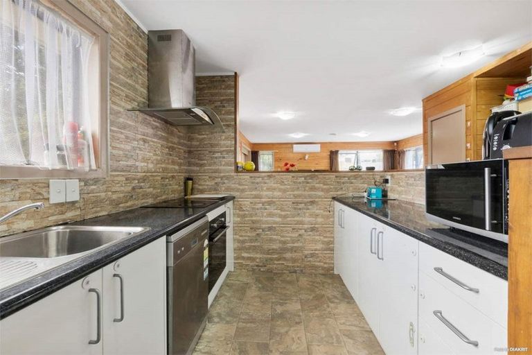 Photo of property in 60 Cedar Heights Avenue, Massey, Auckland, 0614