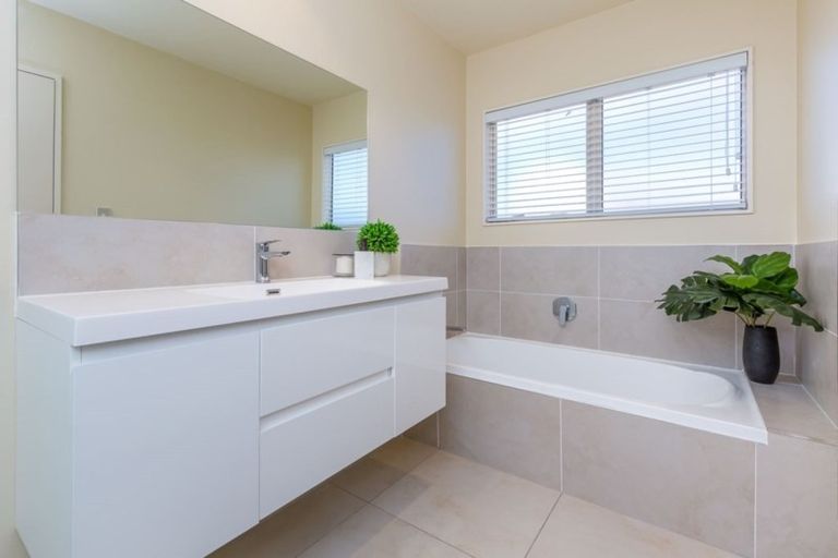 Photo of property in 25 Sunny Crescent, Huapai, Kumeu, 0810