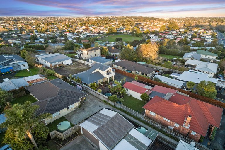 Photo of property in 36 Pine Avenue, Henderson, Auckland, 0612