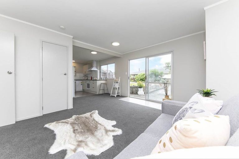 Photo of property in 35 Kemp Road, Massey, Auckland, 0614