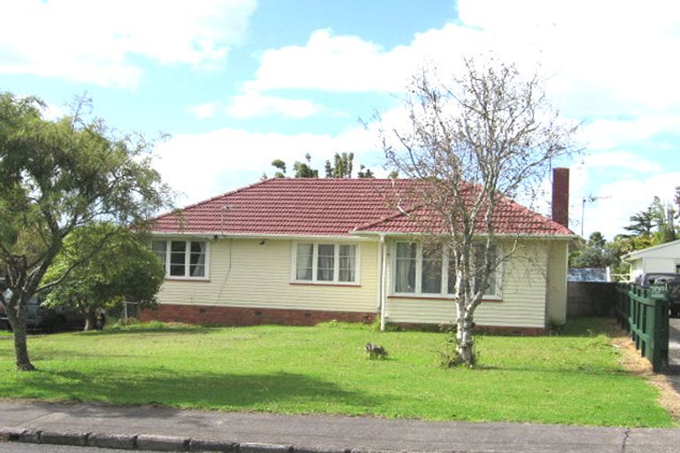 Photo of property in 68 Neil Avenue, Te Atatu Peninsula, Auckland, 0610