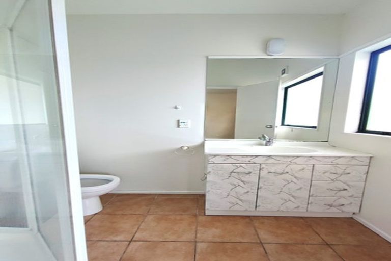 Photo of property in 631a Glenfield Road, Totara Vale, Auckland, 0629