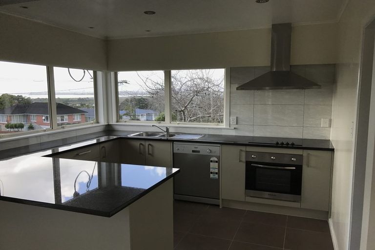 Photo of property in 7 Lyndhurst Road, Te Atatu South, Auckland, 0610