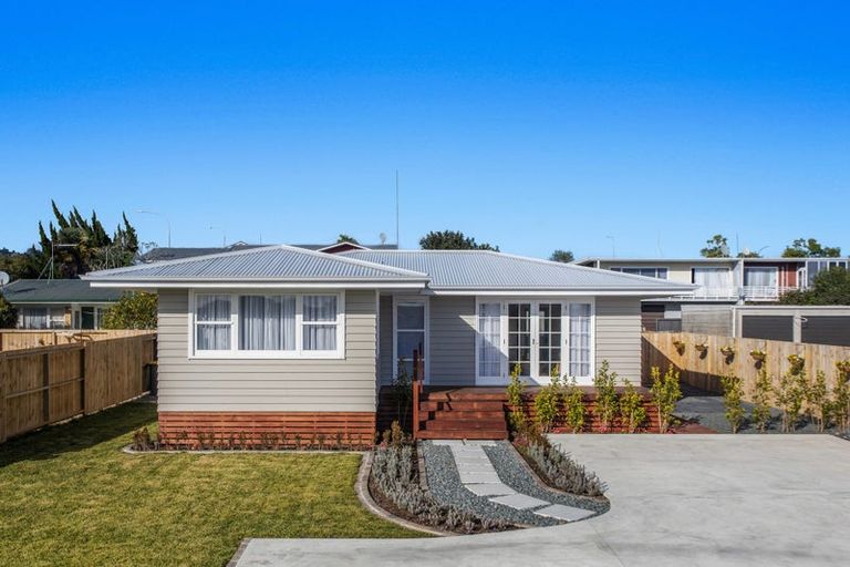 Photo of property in 1a Hikurangi Street, Te Atatu Peninsula, Auckland, 0610