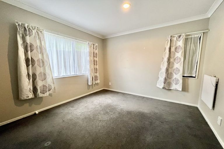 Photo of property in 4 Stella Grove, Newlands, Wellington, 6037