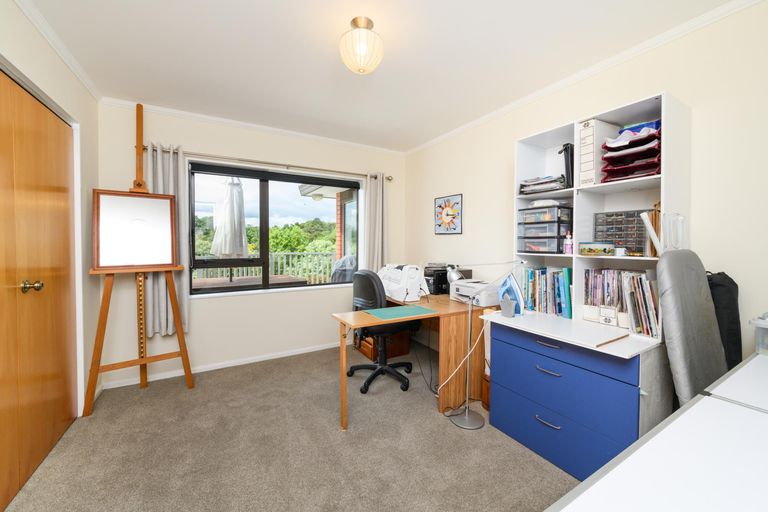 Photo of property in 11 Greenwood Place, Fitzherbert, Palmerston North, 4410