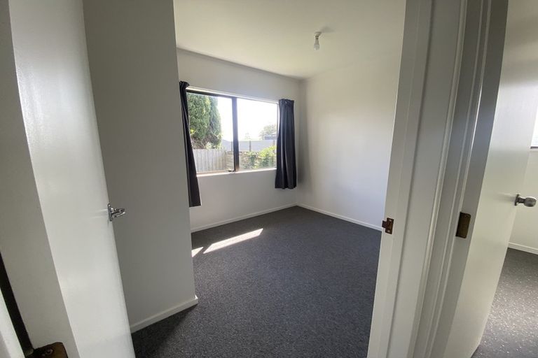 Photo of property in 1/129 Bruce Mclaren Road, Henderson, Auckland, 0612