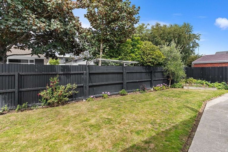 Photo of property in 2/3 Sawtell Place, Northcote, Christchurch, 8052