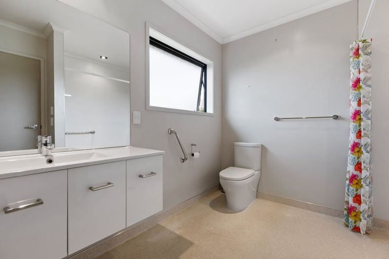 Photo of property in 21b Heta Road, Highlands Park, New Plymouth, 4312