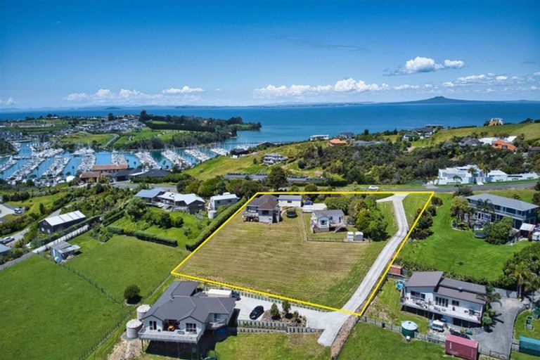 Photo of property in 36 Roberts Road, Matakatia, Whangaparaoa, 0930