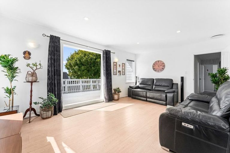 Photo of property in 15 Lendic Avenue, Henderson, Auckland, 0612