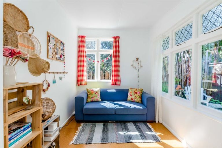 Photo of property in 42 Field Way, Waikanae Beach, Waikanae, 5036