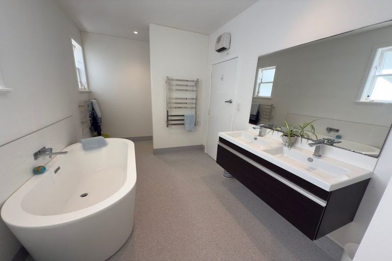 Photo of property in 41 Raroa Terrace, Tawa, Wellington, 5028