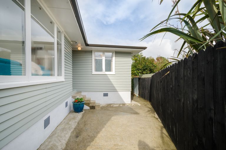 Photo of property in 2/27 Abbotleigh Avenue, Te Atatu Peninsula, Auckland, 0610