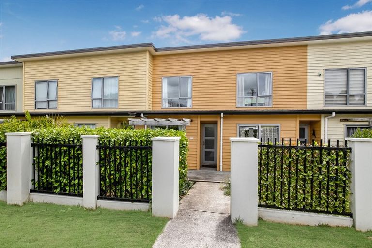 Photo of property in 31/11 Ray Small Drive, Papakura, 2110