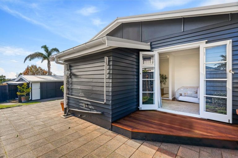 Photo of property in 37 Waimumu Road, Massey, Auckland, 0614