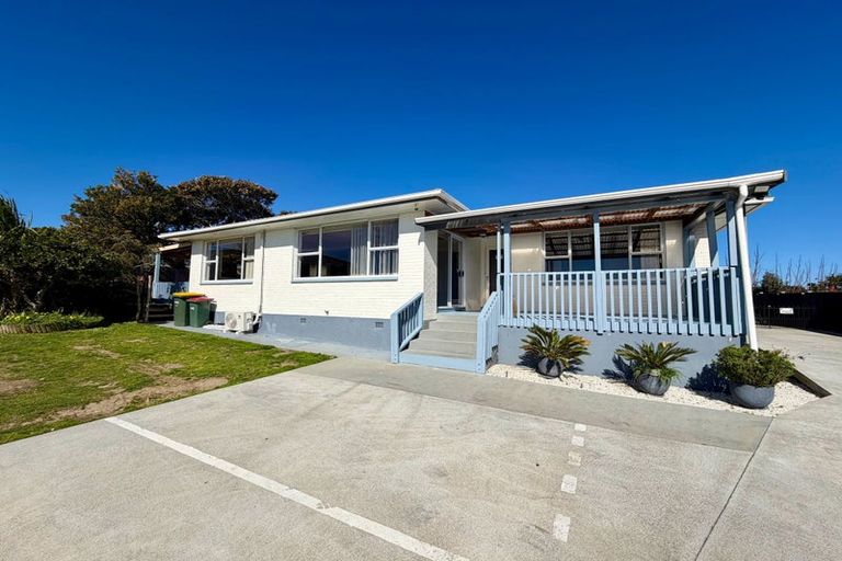 Photo of property in 12 Scanlen Terrace, Kelston, Auckland, 0602