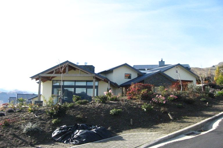 Photo of property in 5 Milward Place, Kelvin Heights, Queenstown, 9300