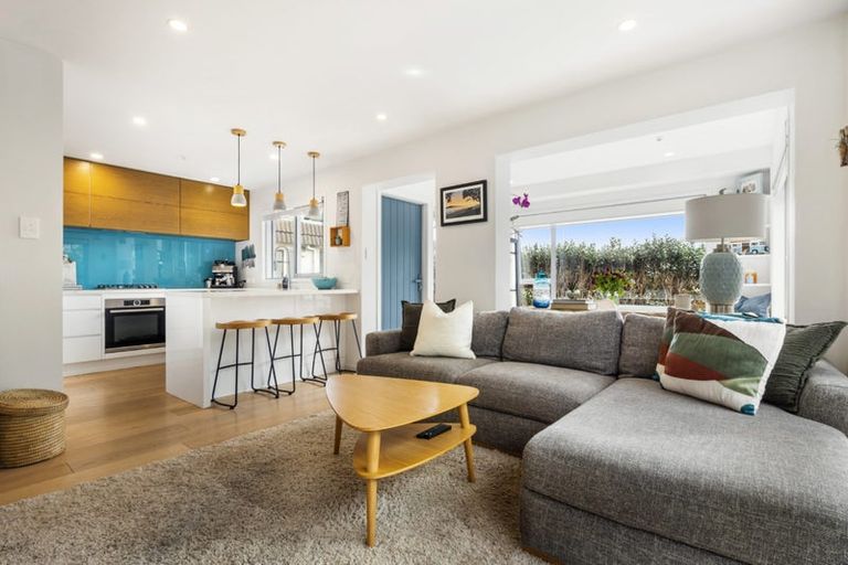 Photo of property in 4/22 North Avenue, Narrow Neck, Auckland, 0624