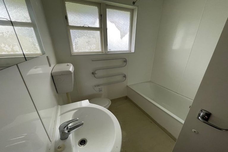 Photo of property in 28 Roberts Avenue, Bayswater, Auckland, 0622