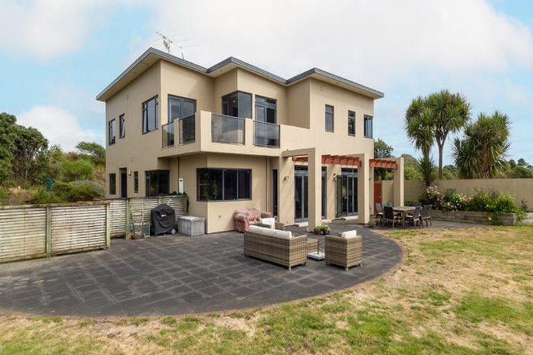 Photo of property in 114 Rutherford Drive, Waikanae Beach, Waikanae, 5036