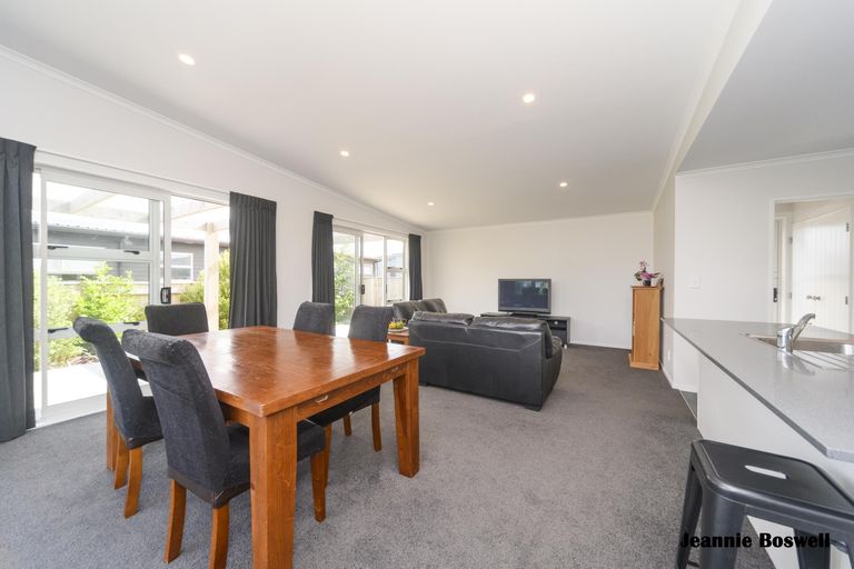 Photo of property in 52 Exeter Crescent, Takaro, Palmerston North, 4412