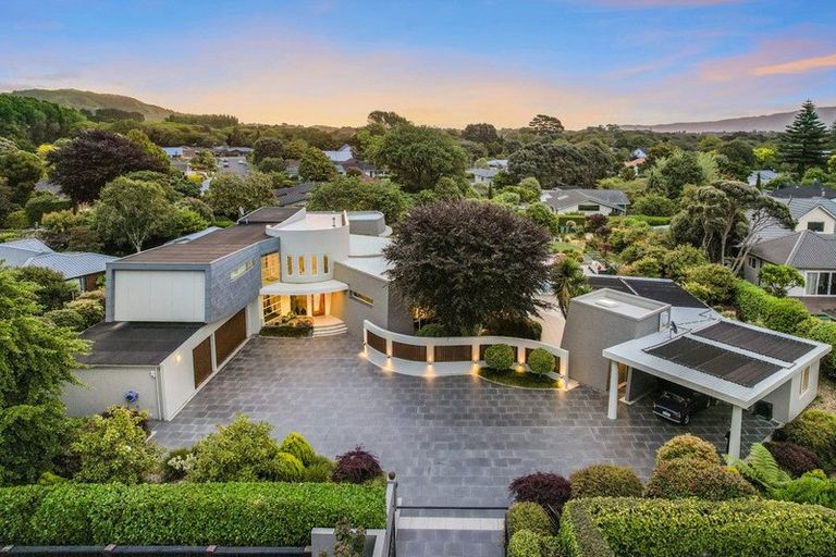 Photo of property in 10 Sunny Glen, Waikanae, 5036