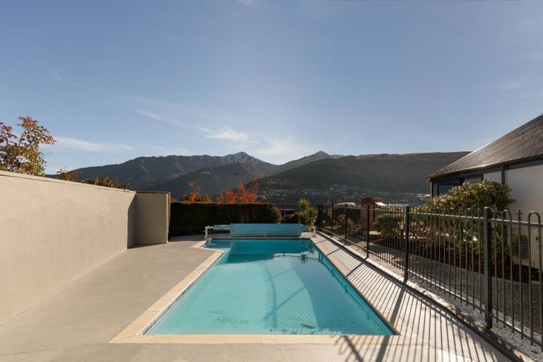 Photo of property in 8 Elizabeth Place, Kelvin Heights, Queenstown, 9300