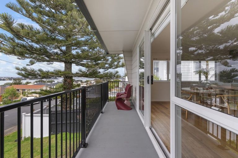 Photo of property in 2/104 Sylvan Avenue, Northcote, Auckland, 0627