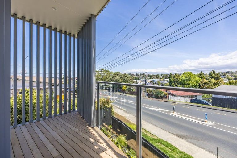 Photo of property in 1/94 Target Road, Totara Vale, Auckland, 0629