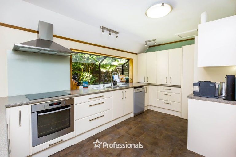 Photo of property in 8 King Charles Drive, Kingsley Heights, Upper Hutt, 5018