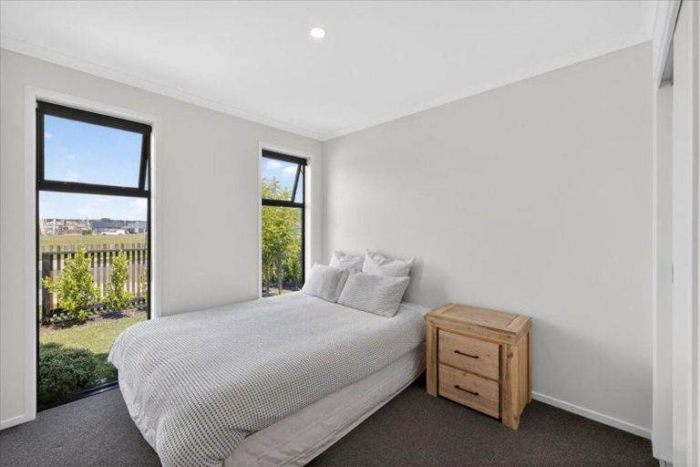 Photo of property in 46 Hammick Crescent, Pyes Pa, 3112