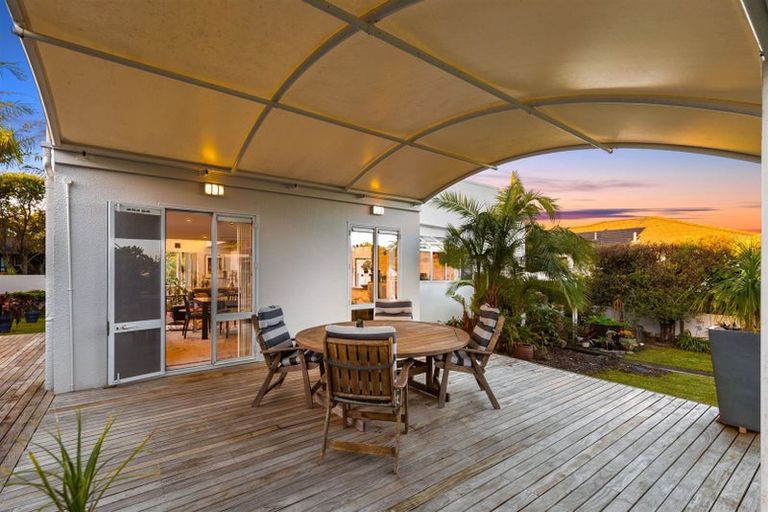 Photo of property in 6 Javelin Place, West Harbour, Auckland, 0618