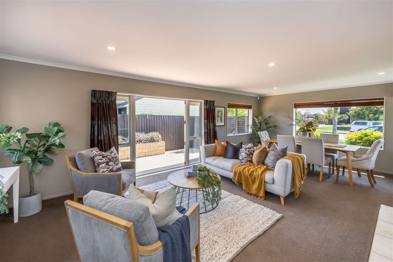Photo of property in 8 Springside Place, Redwood, Christchurch, 8051